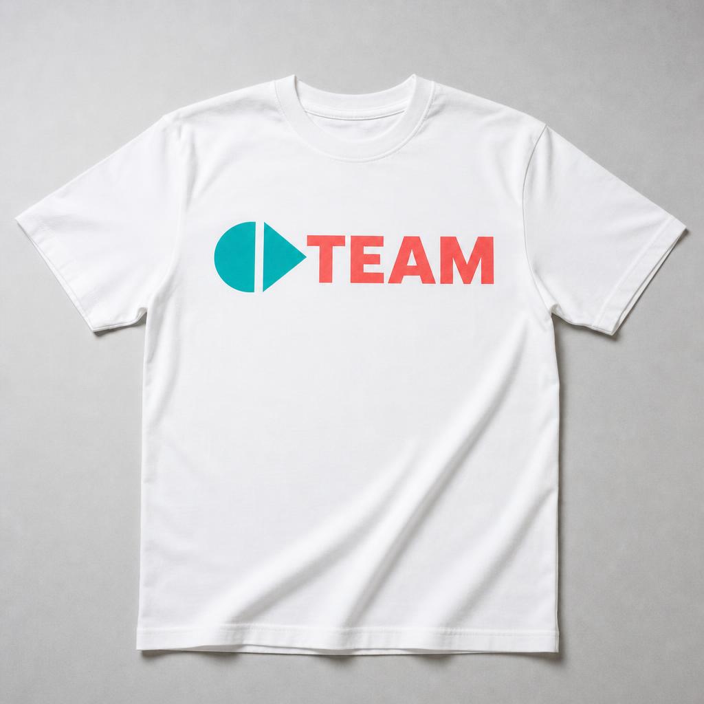 Camiseta branca com estampa colorida "TEAM" aplicada via vinil de recorte, foto still de produto